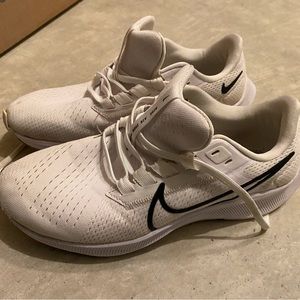 White Nike Sneakers (US7 Womens)